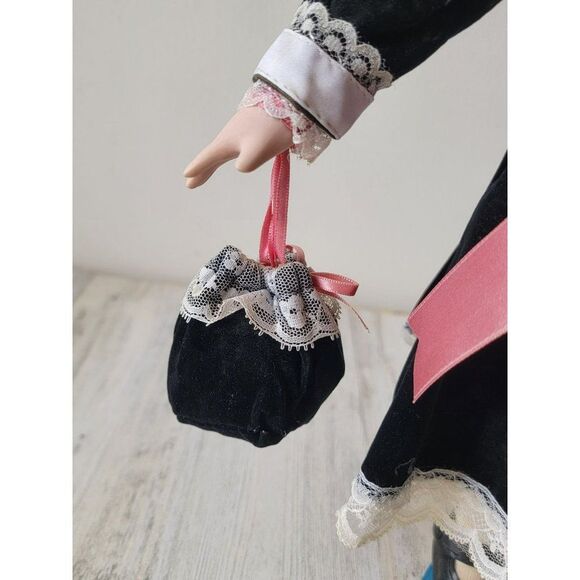 Brinn's Lindsey porcelain doll collectible decor figure - Picture 8 of 16